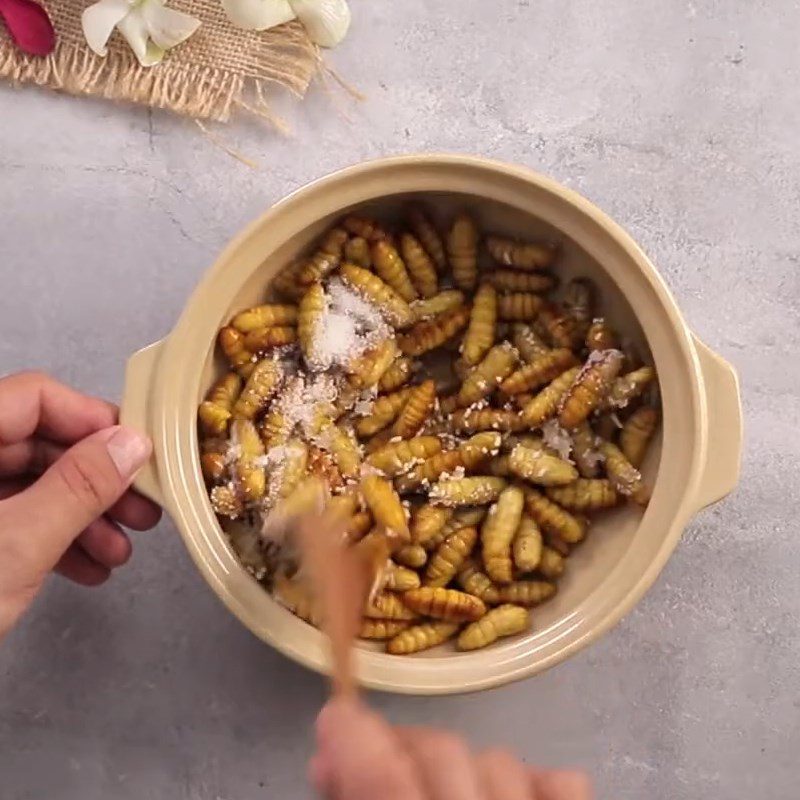 Step 1 Prepare and marinate the pupae Stir-fried Bamboo Shoot with Pupae