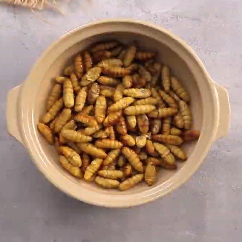 Step 1 Prepare and marinate the pupae Stir-fried Bamboo Shoot with Pupae