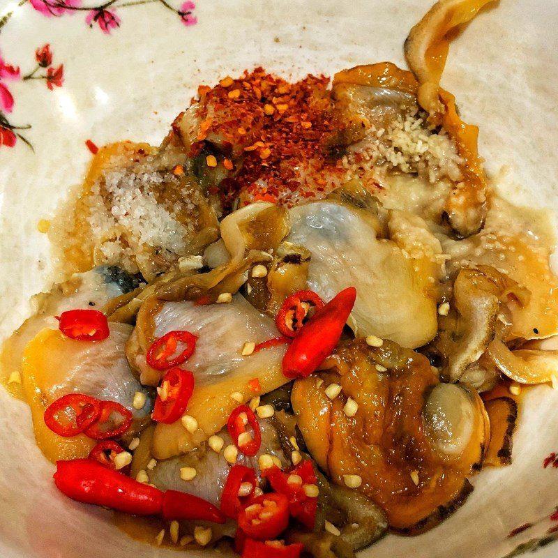Step 2 Prepare and marinate the clams for lotus seed clam porridge