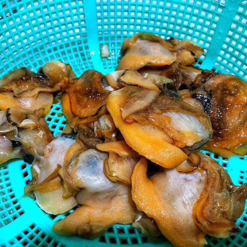 Step 2 Prepare and marinate the clams for lotus seed clam porridge