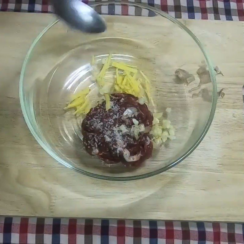 Step 1 Prepare and marinate the beef Stir-fried Beef with Shiitake Mushrooms