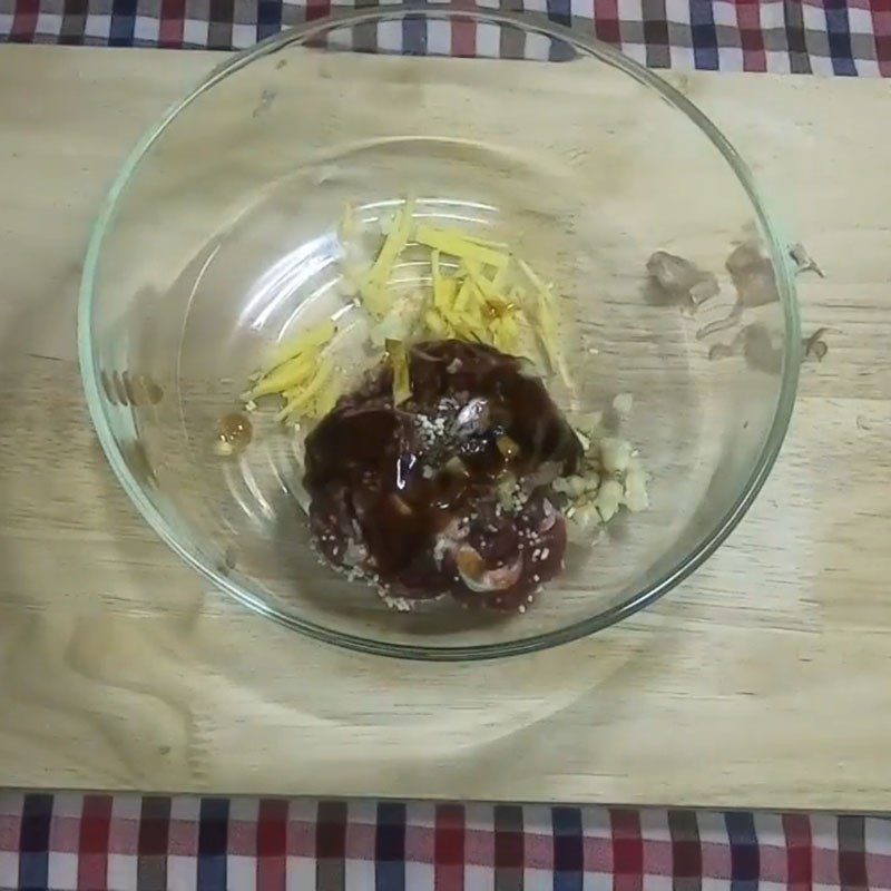 Step 1 Prepare and marinate the beef Stir-fried Beef with Shiitake Mushrooms