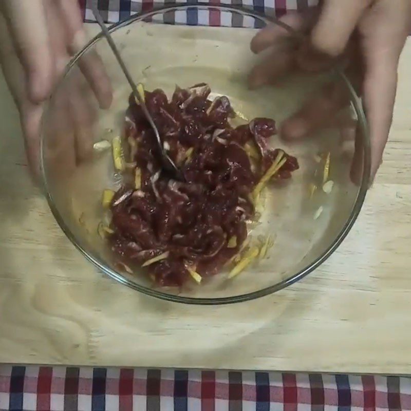 Step 1 Prepare and marinate beef Beef stir-fried with shiitake mushrooms