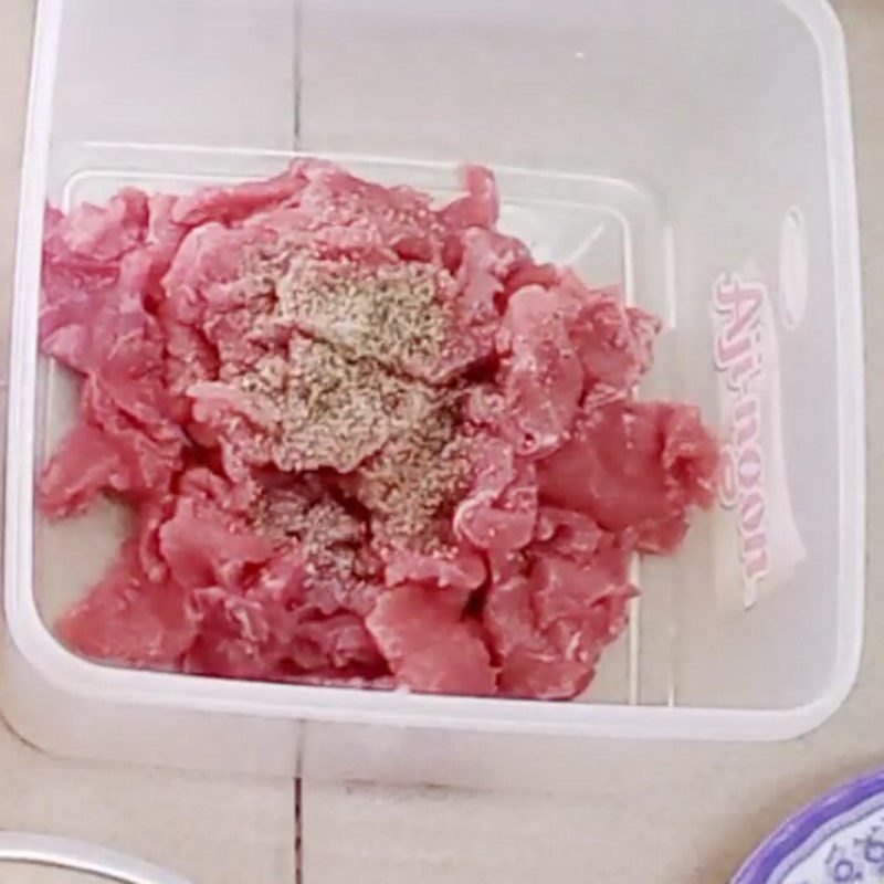 Step 1 Prepare and marinate the beef for Stir-fried Pickled Onion with Beef