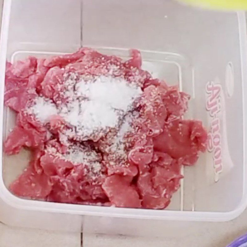 Step 1 Prepare and marinate beef for stir-fried pickled onion
