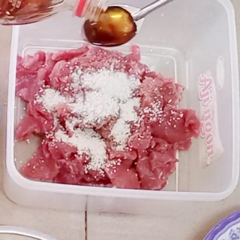 Step 1 Prepare and marinate beef for stir-fried pickled onion