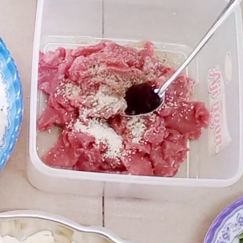 Step 1 Prepare and marinate beef for stir-fried pickled onion