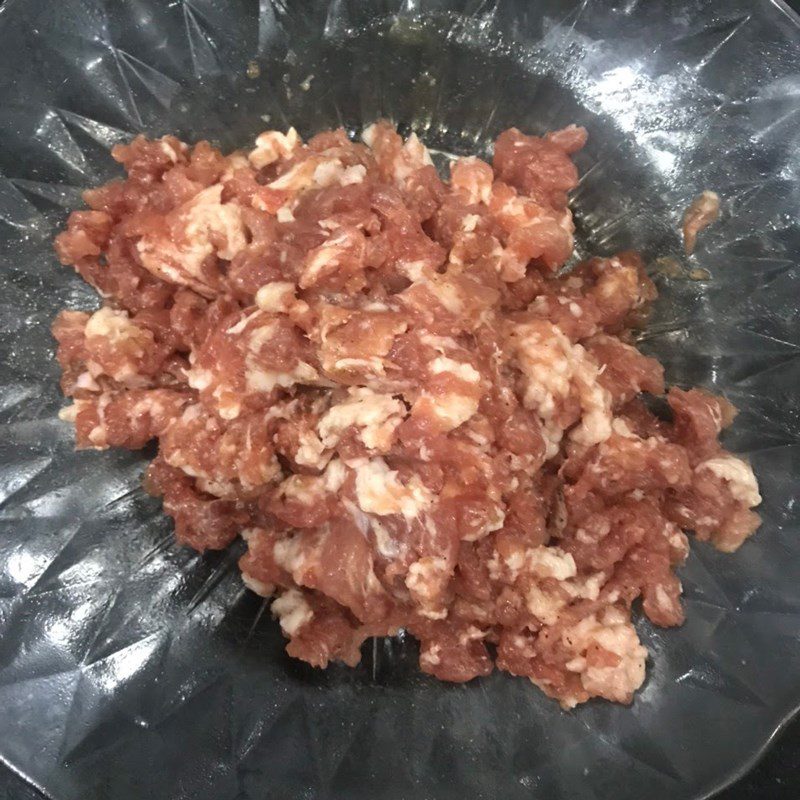 Step 1 Prepare and marinate the pork Pork wrapped in fried lemongrass