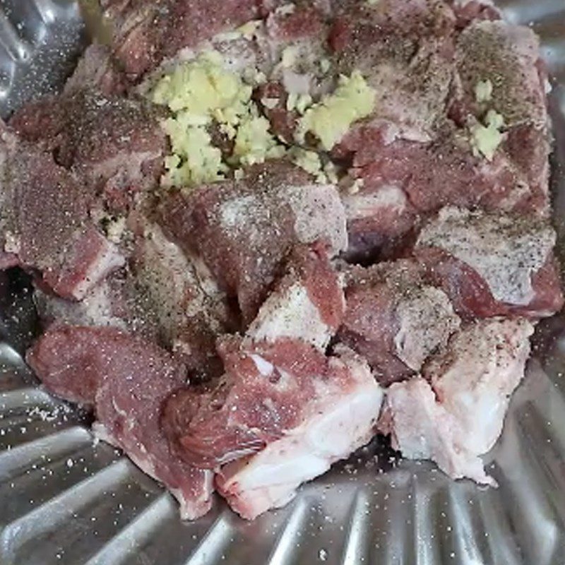 Step 1 Prepare and marinate the buffalo meat for lemongrass buffalo hot pot