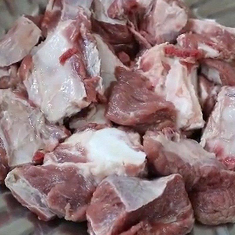Step 1 Prepare and marinate the buffalo meat for lemongrass buffalo hot pot