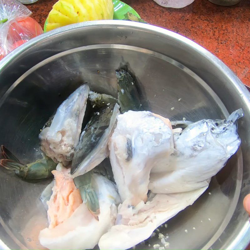 Step 1 Prepare and marinate shrimp and sour soup with salmon head
