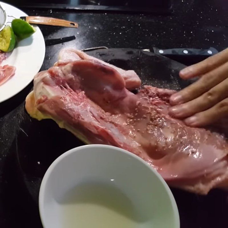 Step 1 Prepare and marinate the duck Steamed lemon duck
