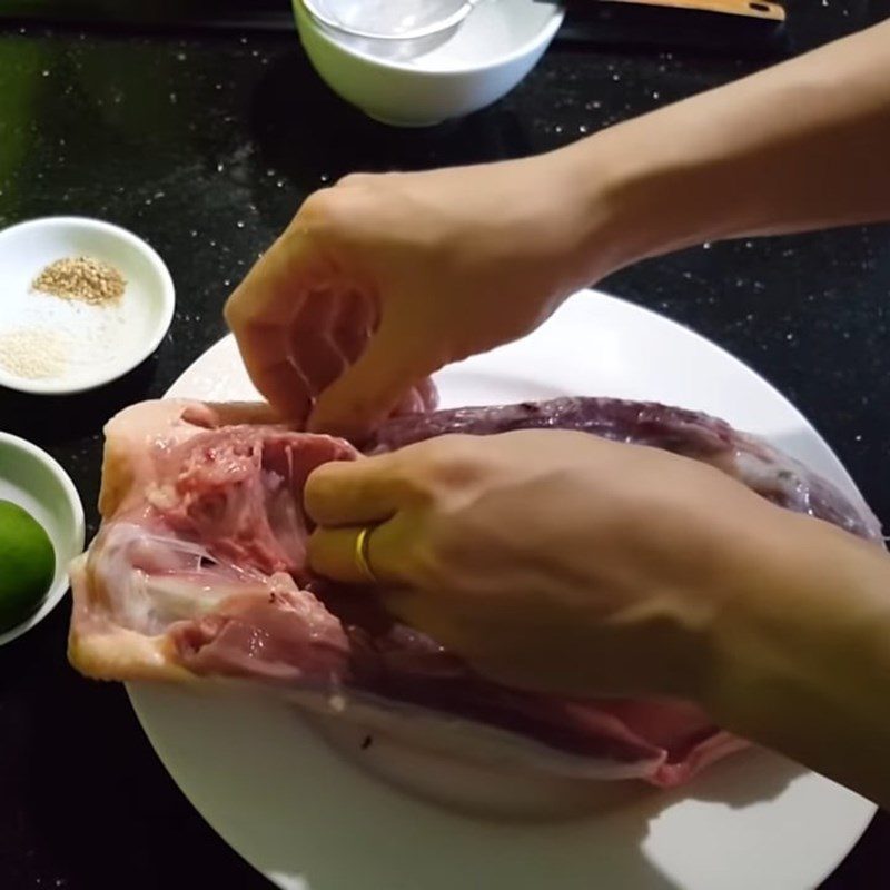 Step 1 Prepare and marinate the duck Steamed lemon duck