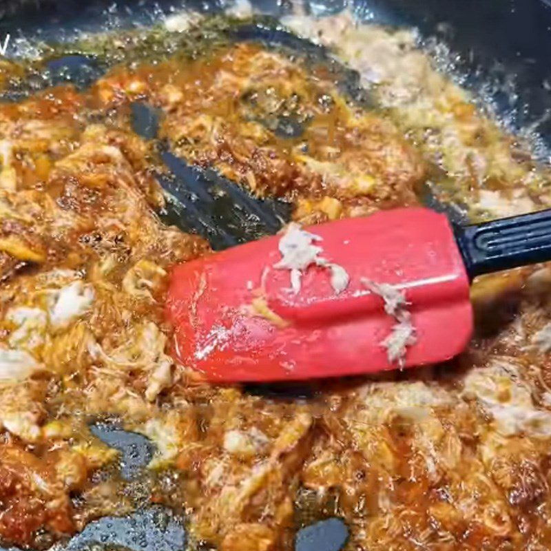 Step 4 Preliminary processing and stir-frying crab meat of field crab