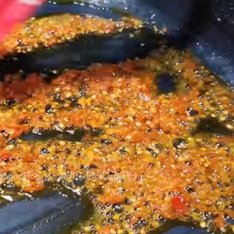 Step 4 Preliminary processing and stir-frying crab meat of field crab
