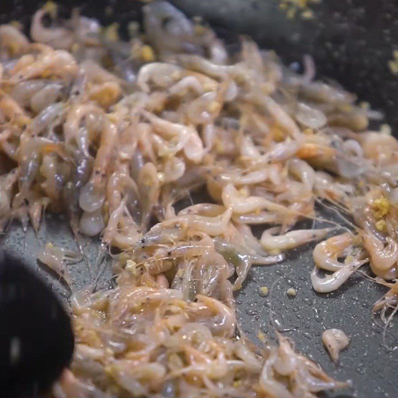 Step 2 Prepare and stir-fry shrimp for Thanh Hoa shrimp pancakes