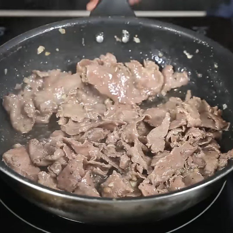 Step 2 Prepare and stir-fry the beef for Beef Bamboo Shoot Salad