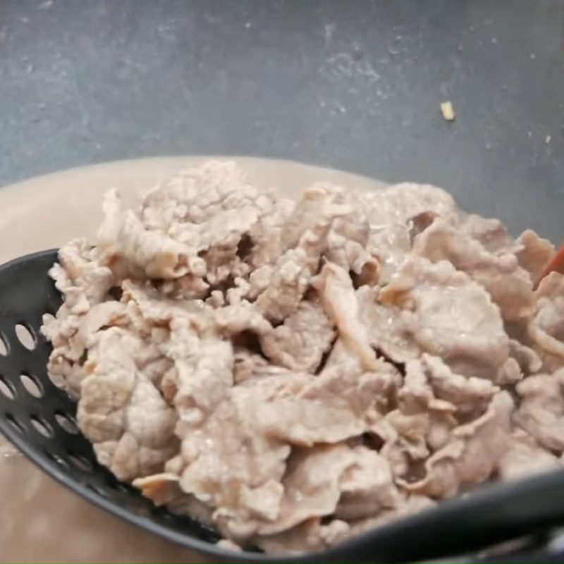 Step 3 Prepare and stir-fry beef Cabbage salad with beef