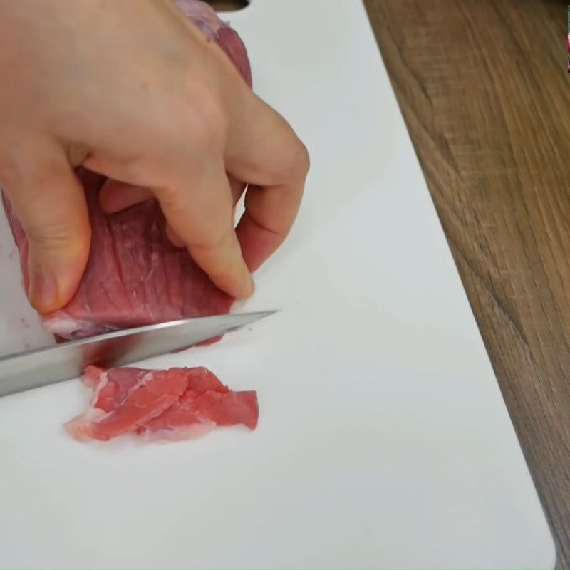 Step 3 Prepare and stir-fry beef Cabbage salad with beef