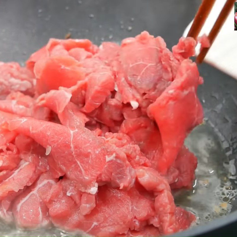 Step 3 Prepare and stir-fry beef Cabbage salad with beef