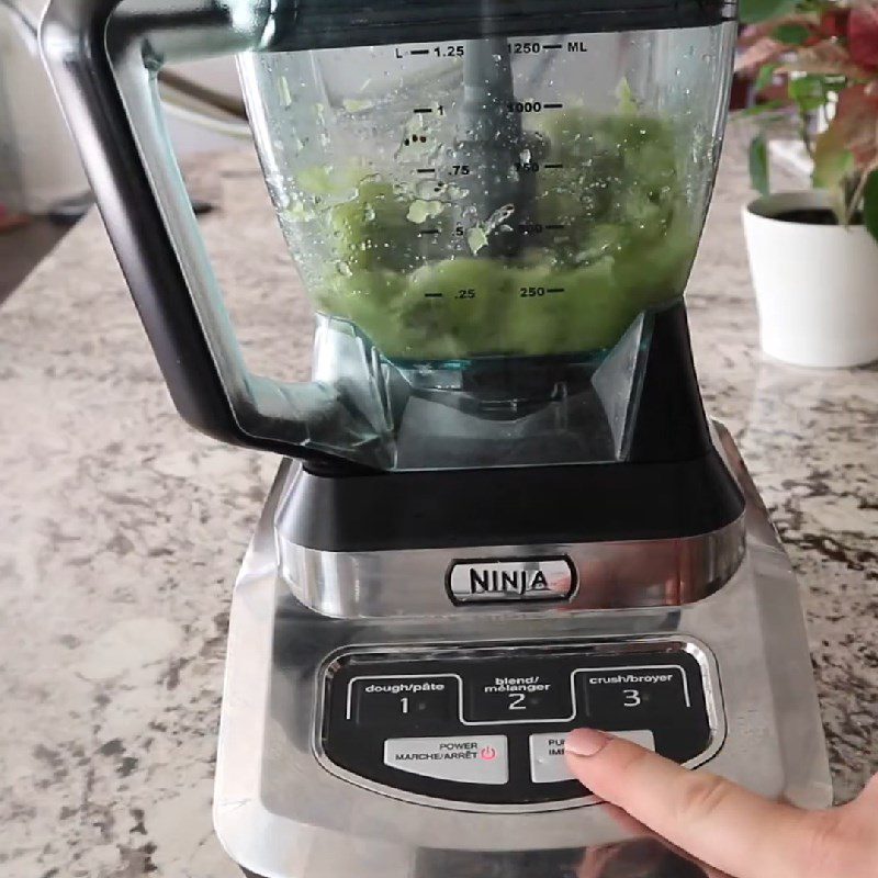Step 1 Prepare and blend the kiwi for Kiwi Bubble Milk Tea