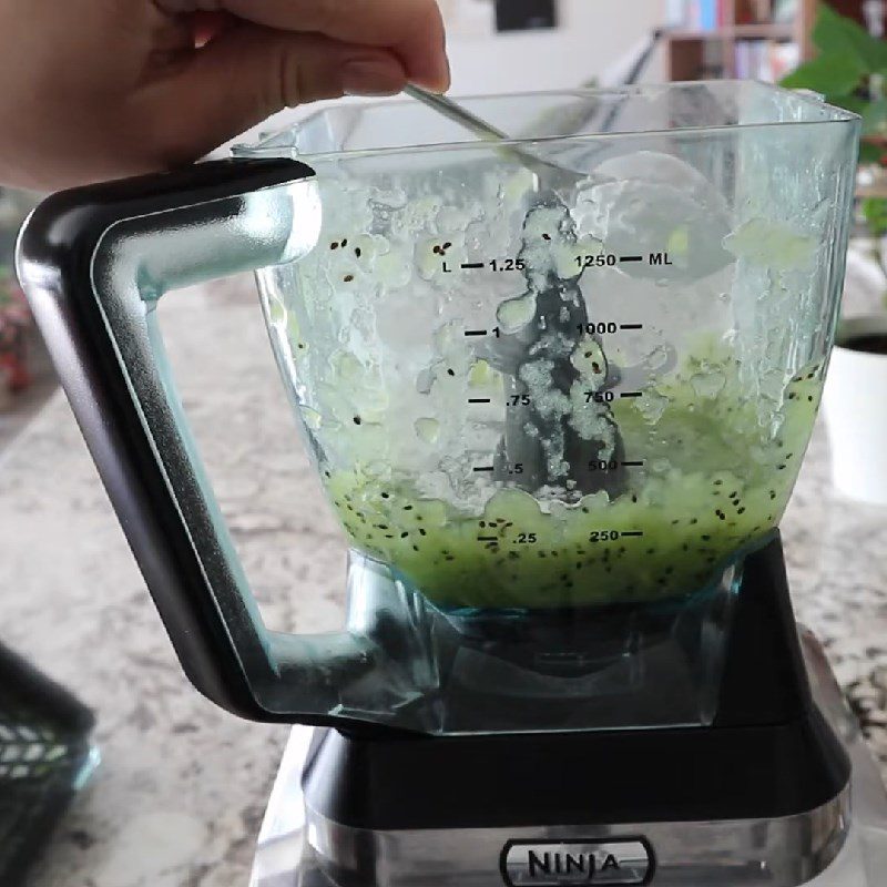 Step 1 Prepare and blend the kiwi for Kiwi Bubble Milk Tea