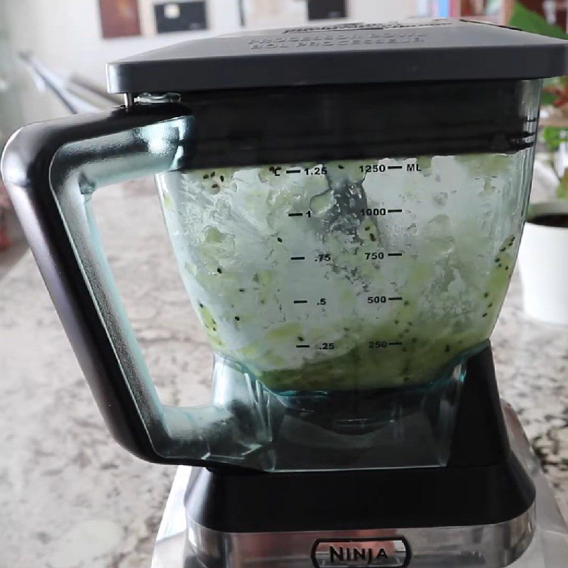Step 1 Prepare and blend kiwi for kiwi bubble tea