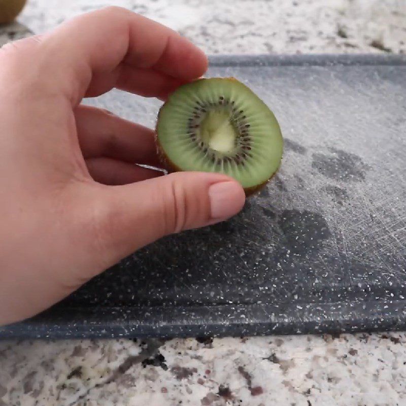 Step 1 Prepare and blend the kiwi for Kiwi Bubble Milk Tea