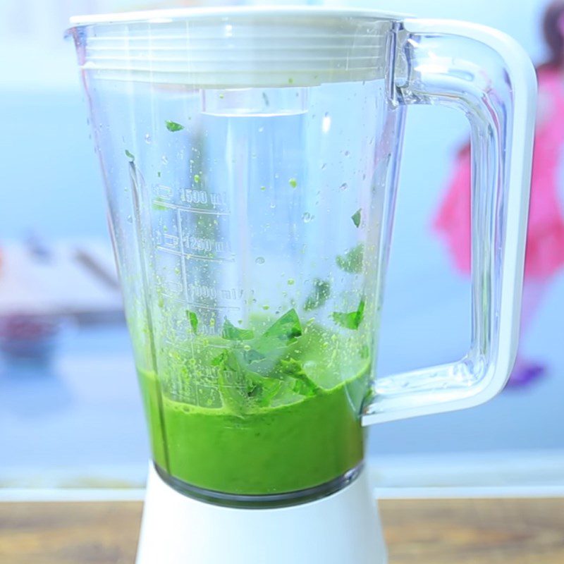 Step 2 Prepare and blend water spinach Sea crab porridge with water spinach