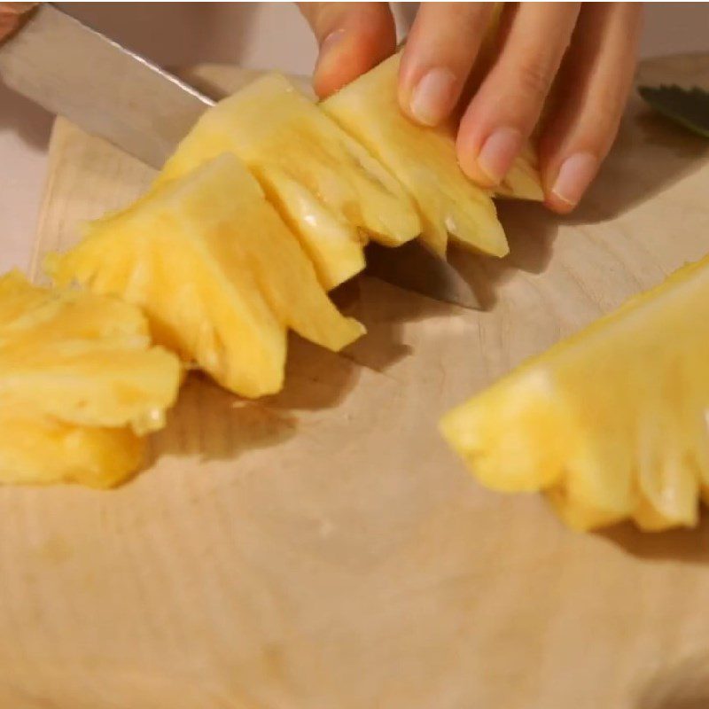 Step 2 Prepare and blend the pineapple Fragrant cantaloupe jam