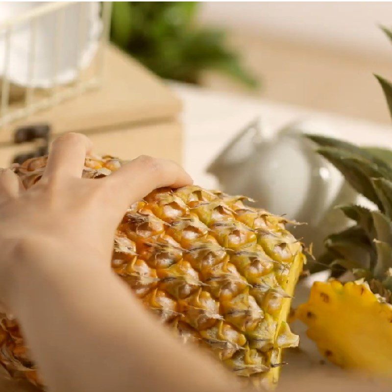 Step 2 Prepare and blend the pineapple Fragrant cantaloupe jam