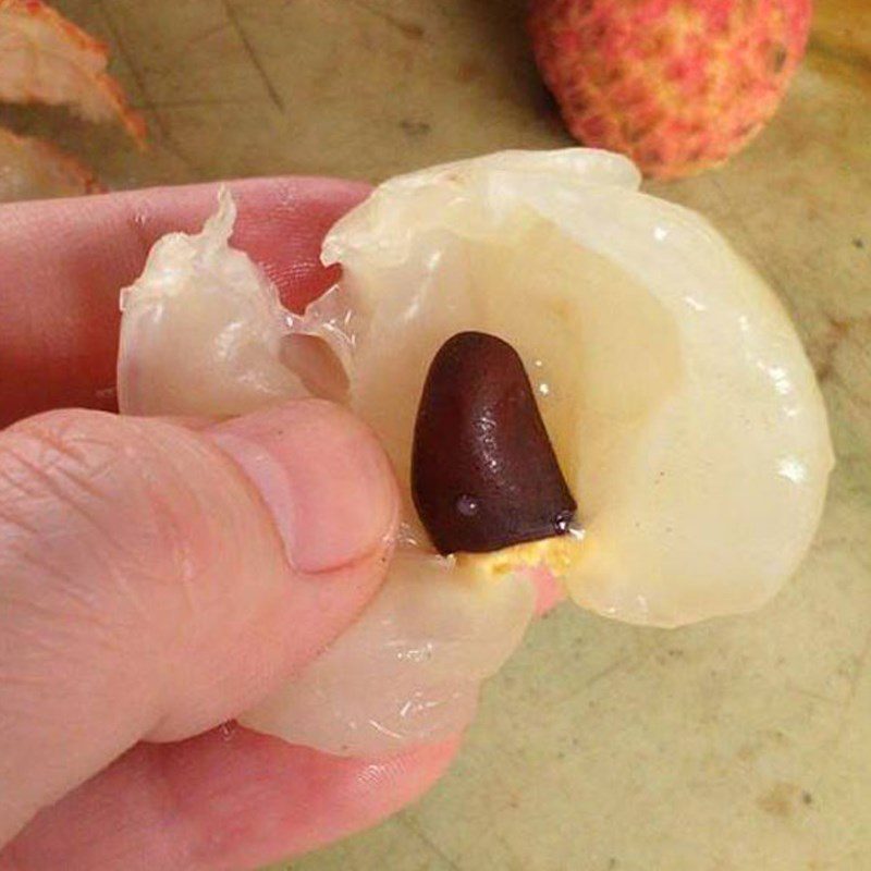 Step 1 Prepare lychee for Black Grapes Soda