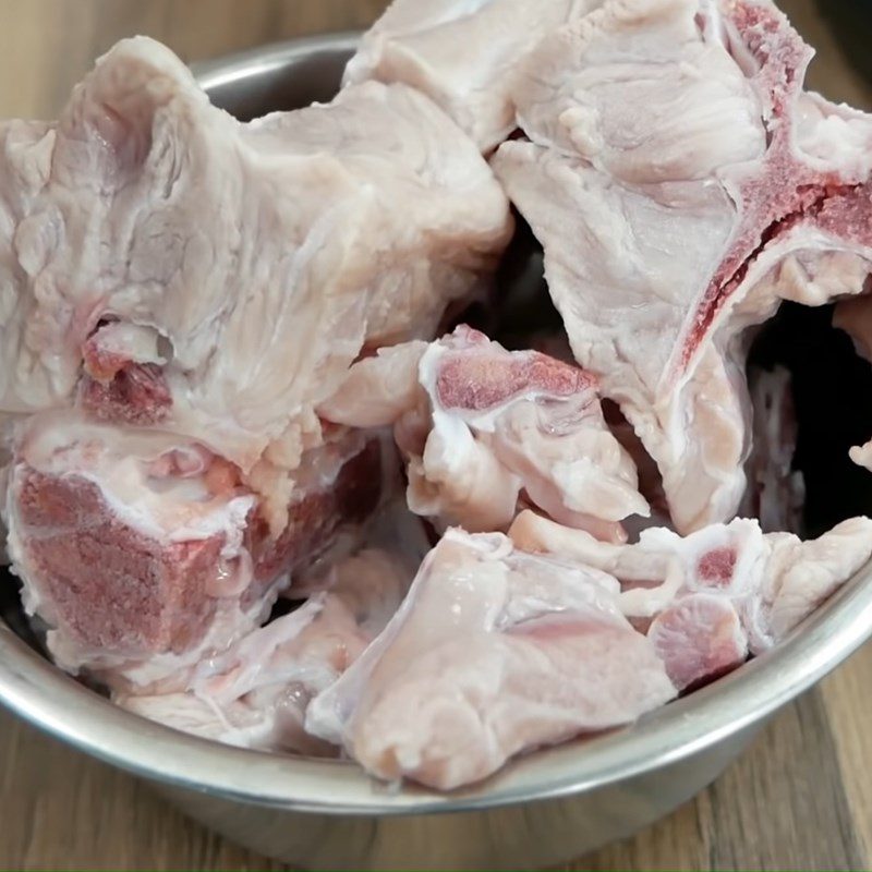 Step 1 Prepare the pork bones and simmer the tom yum soup