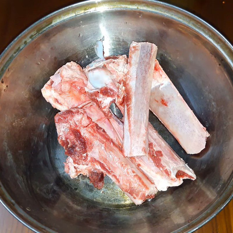 Step 1 Prepare the bones and beef tendons for the herbal beef hot pot