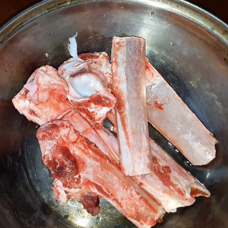 Step 1 Prepare the bones and beef tendon for Chinese medicinal beef tendon hot pot