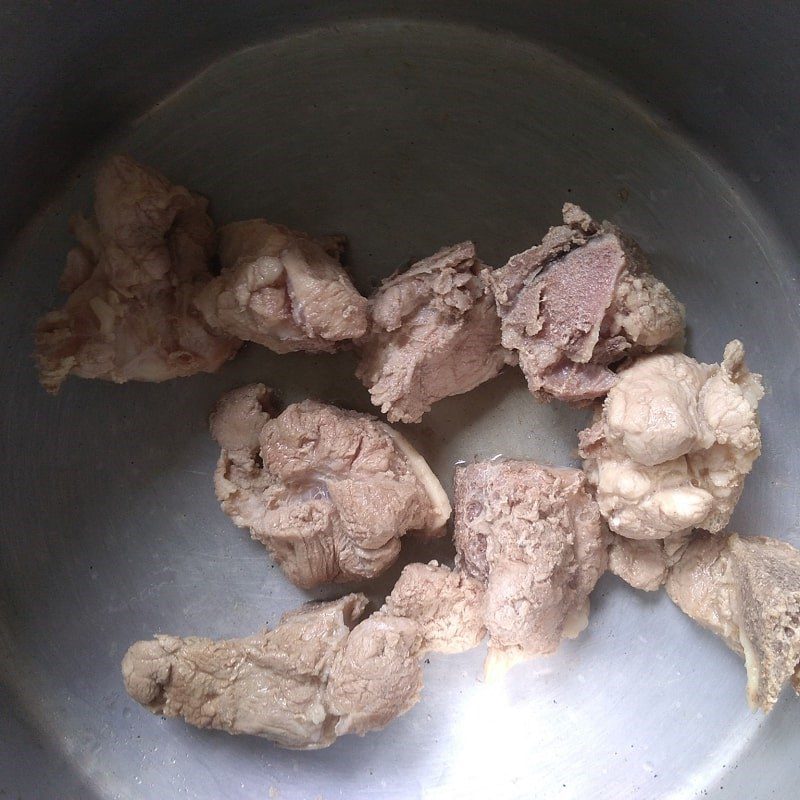 Step 1 Prepare and simmer the bones Nui with pork ribs