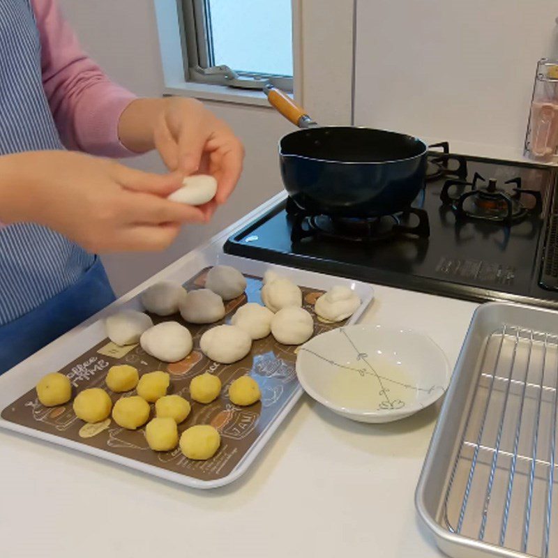Step 3 Shape the cake Fried cake with mung bean filling