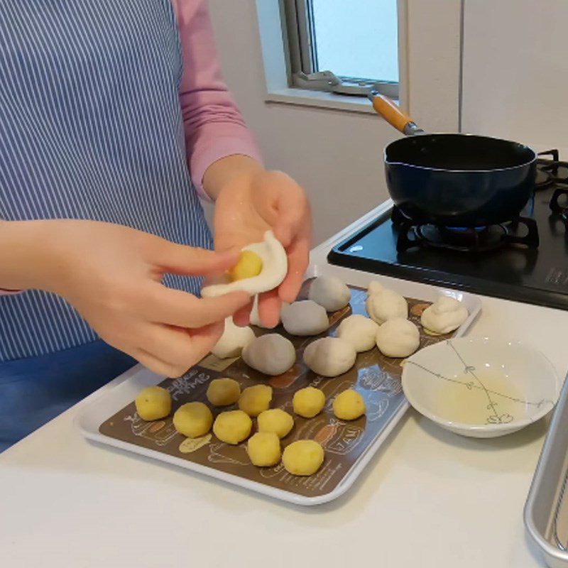 Step 3 Shape the cake Fried cake with mung bean filling