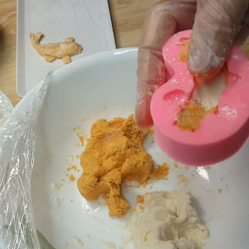 Step 4 Shape the carp of Chè trôi nước carp