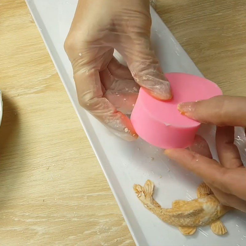 Step 4 Shape the carp of Chè trôi nước carp