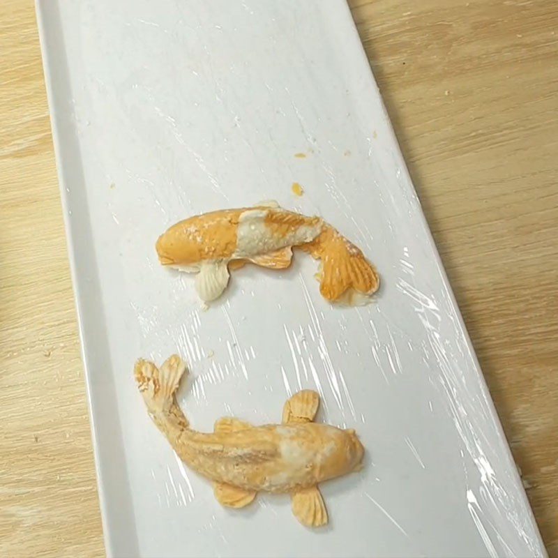 Step 4 Shape the carp of Chè trôi nước carp