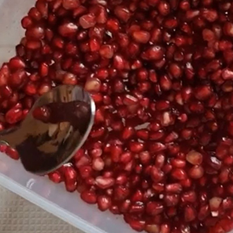 Step 1 Remove pomegranate seeds for Pomegranate Jelly with Cornstarch