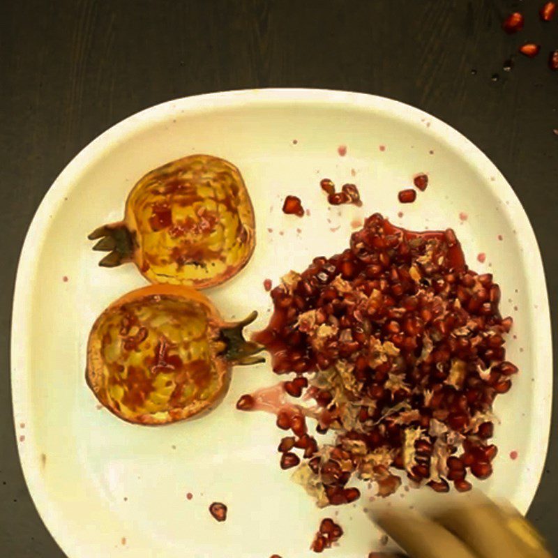 Step 1 Separating pomegranate seeds for Pomegranate Jelly with agar powder