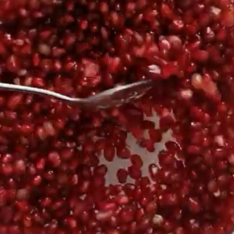 Step 1 Remove pomegranate seeds for Pomegranate Jelly with Cornstarch