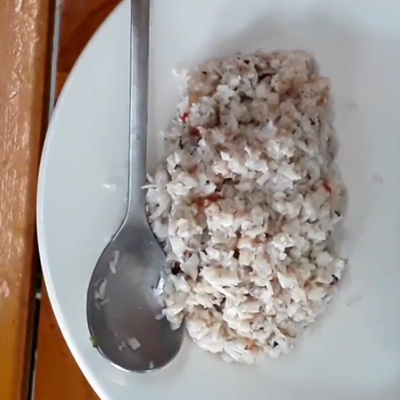 Step 2 Extracting crab meat Sea crab porridge with water spinach
