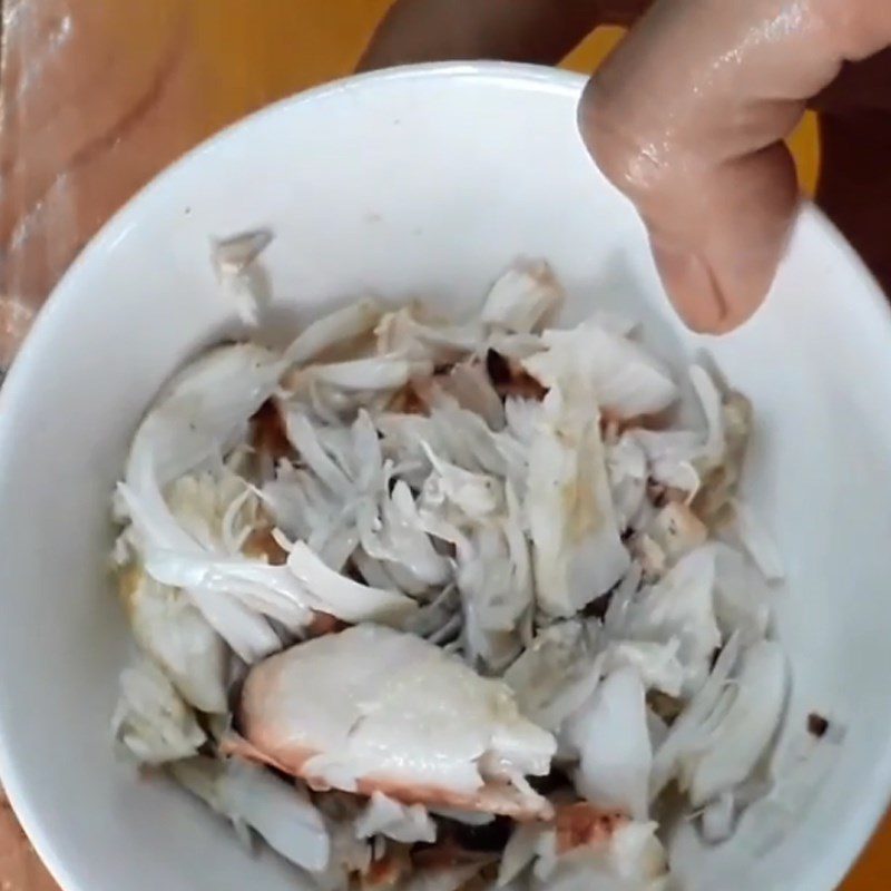 Step 2 Extracting crab meat Sea crab porridge with water spinach