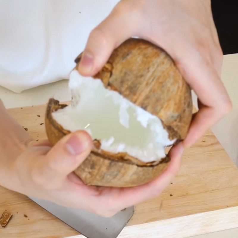 Step 3 Remove the sáp coconut shell, pandan leaf, coconut milk