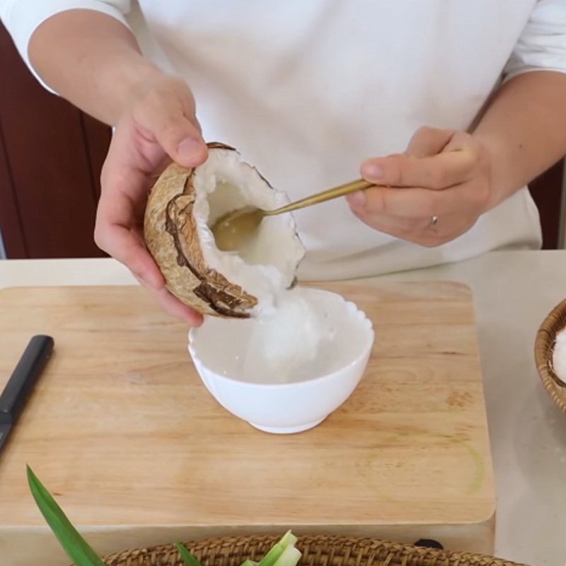 Step 3 Remove the sáp coconut shell, pandan leaf, coconut milk
