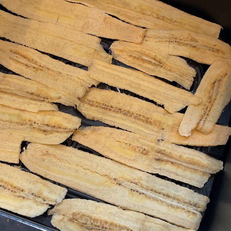 Step 2 Season the banana with spices Dried banana with garlic powder
