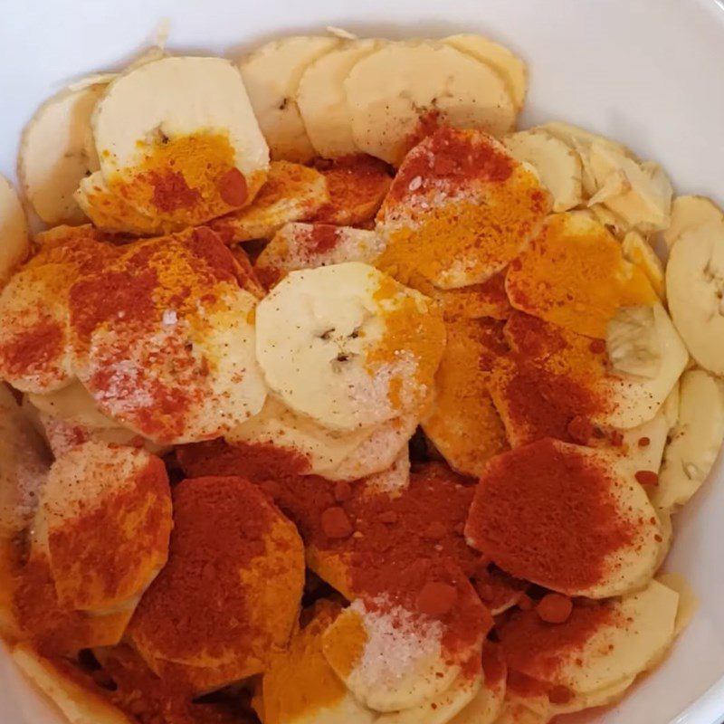 Step 2 Season the banana with spices Dried banana seasoned with spices
